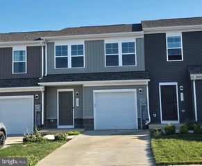 33 APOLLO RD, Charles Town, WV 25414