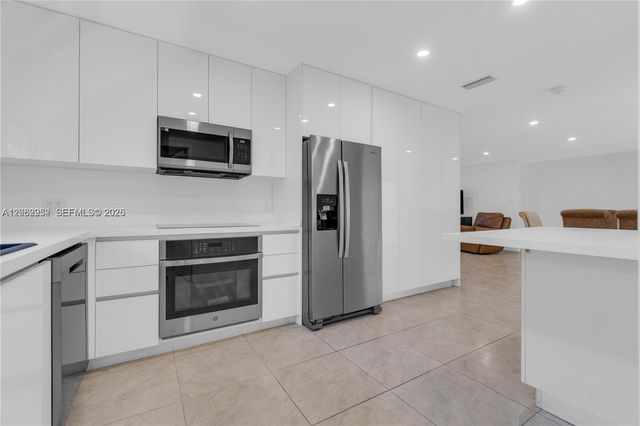 806 NE 4th St ., Hallandale Beach, FL 33009