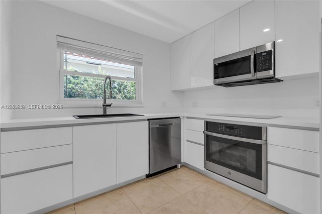 806 NE 4th St ., Hallandale Beach, FL 33009