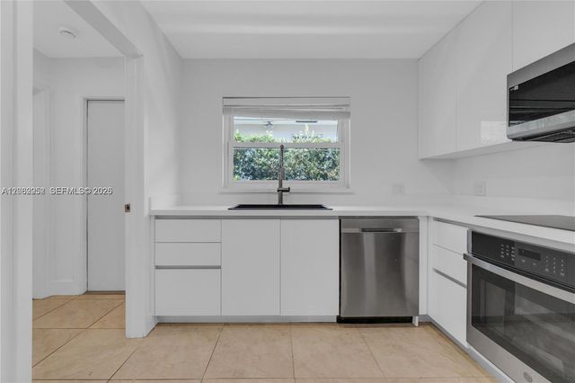 806 NE 4th St ., Hallandale Beach, FL 33009