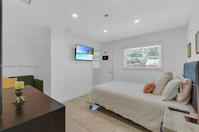 806 NE 4th St ., Hallandale Beach, FL 33009