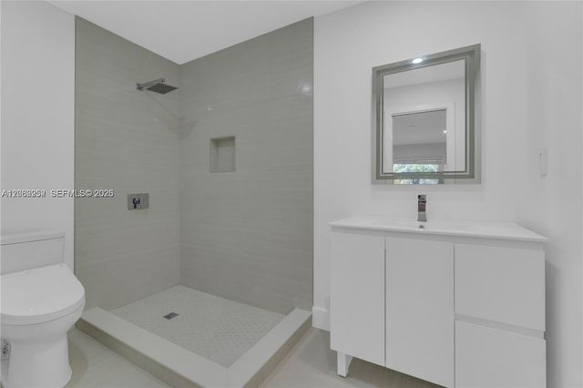 806 NE 4th St ., Hallandale Beach, FL 33009