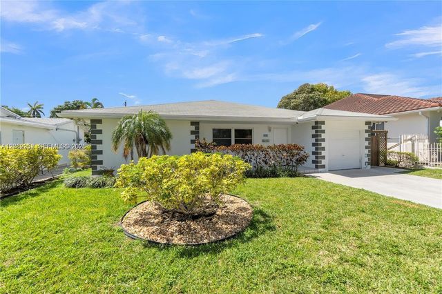 806 NE 4th St ., Hallandale Beach, FL 33009