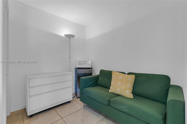 806 NE 4th St ., Hallandale Beach, FL 33009