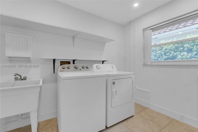 806 NE 4th St ., Hallandale Beach, FL 33009