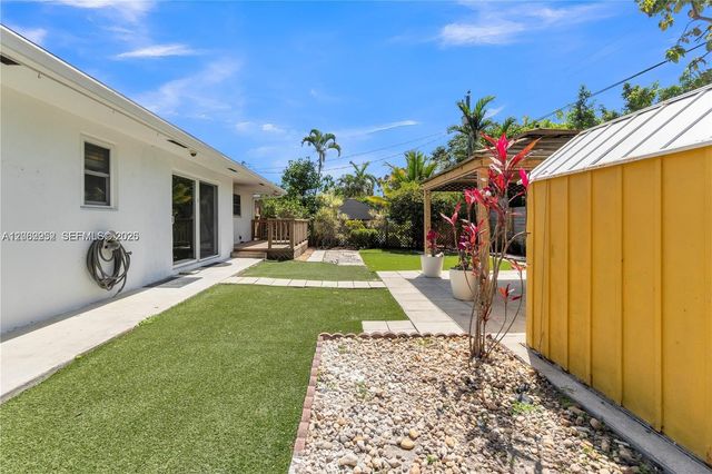 806 NE 4th St ., Hallandale Beach, FL 33009