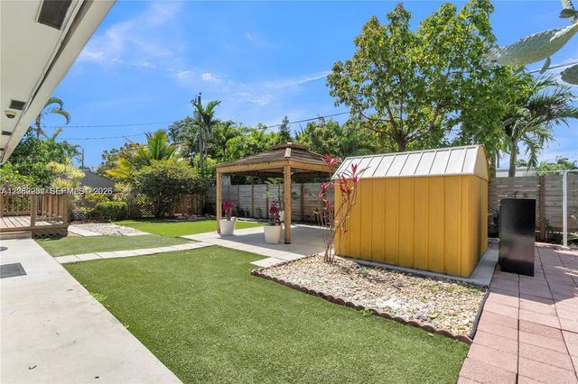806 NE 4th St ., Hallandale Beach, FL 33009