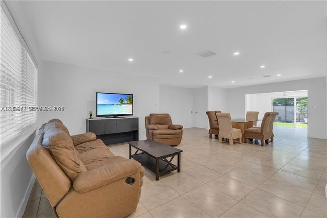 806 NE 4th St ., Hallandale Beach, FL 33009