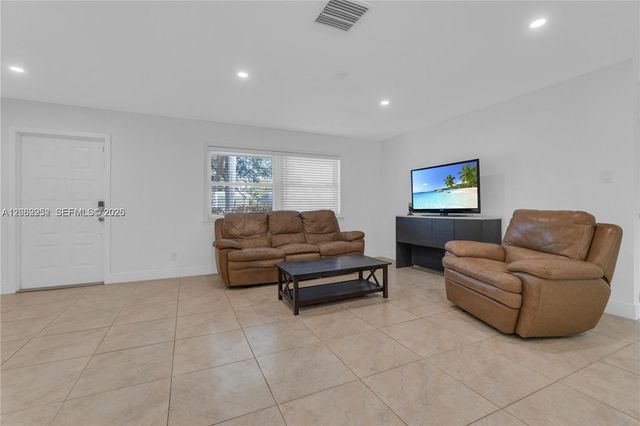 806 NE 4th St ., Hallandale Beach, FL 33009