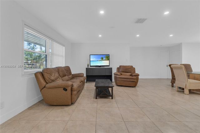 806 NE 4th St ., Hallandale Beach, FL 33009