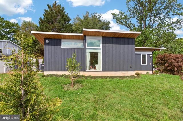 7905 SYCAMORE DR, Falls Church, VA 22042
