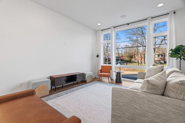 910 Youngs Ln Unit 3, Nashville, TN 37207