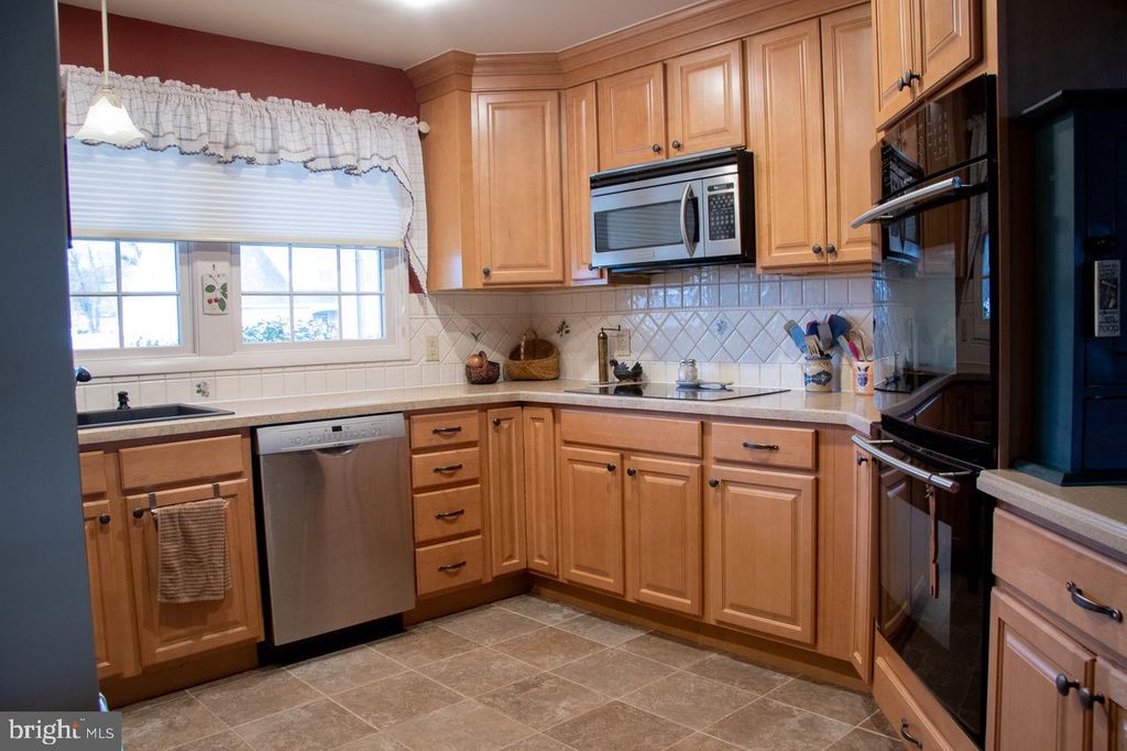 Image 3 of property listing at 4617 MAGNOLIA AVE, Bristol, PA 19007