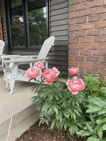 2646 Monroe Avenue, Grand Rapids, MI 49505