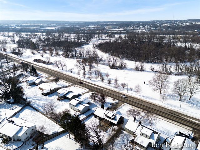 2646 Monroe Avenue, Grand Rapids, MI 49505