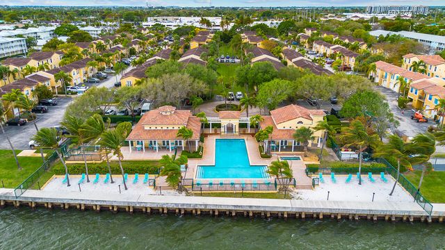 1060 Lake Shore Drive 201, West Palm Beach, FL 33403