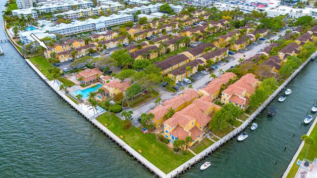 1060 Lake Shore Drive 201, West Palm Beach, FL 33403