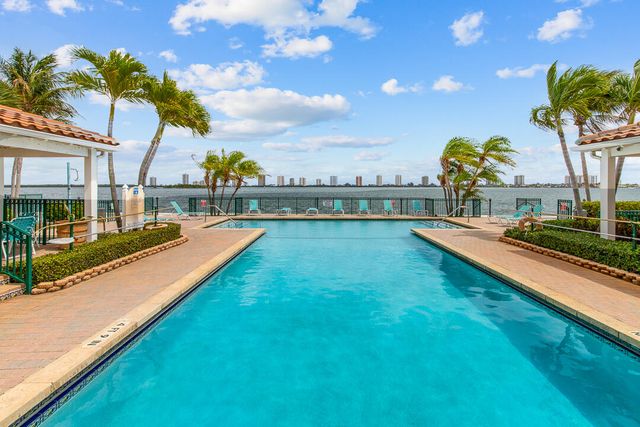 1060 Lake Shore Drive 201, West Palm Beach, FL 33403