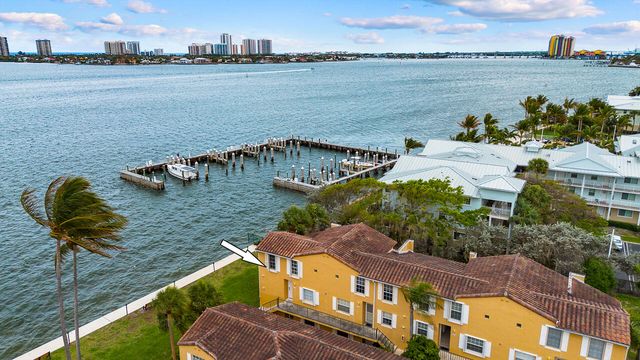 1060 Lake Shore Drive 201, West Palm Beach, FL 33403