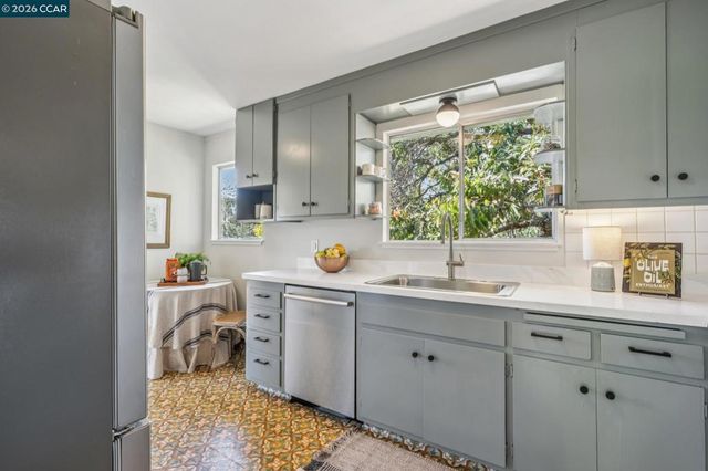 1016 Norwood Ave, Oakland, CA 94610