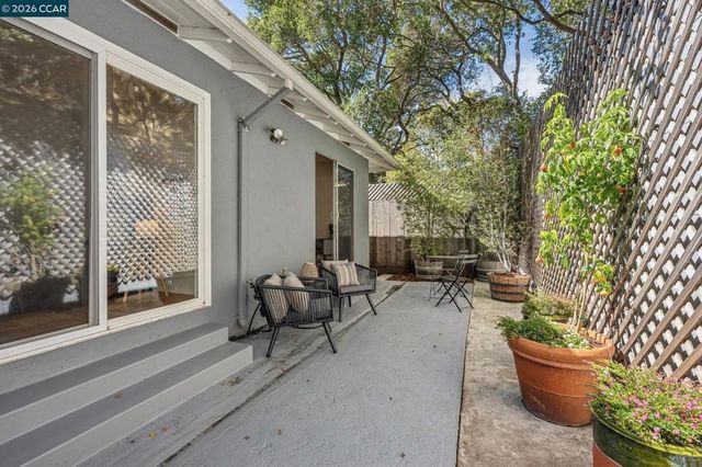 1016 Norwood Ave, Oakland, CA 94610