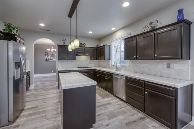 1822 N Magnolia, Clovis, CA 93619