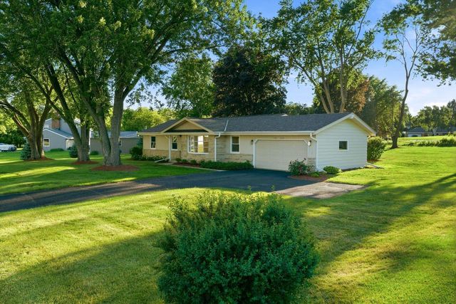 W332N5425 Solveson DRIVE, Nashotah, WI 53058