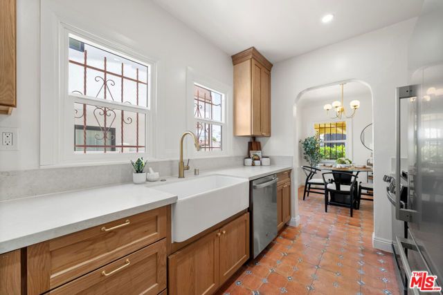 2935 Redondo Boulevard, Los Angeles, CA 90016