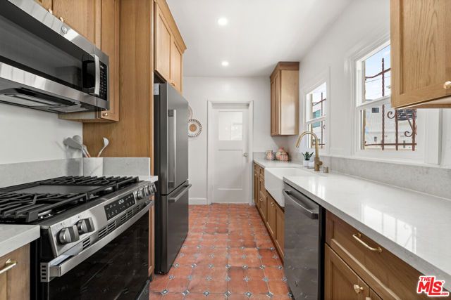 2935 Redondo Boulevard, Los Angeles, CA 90016