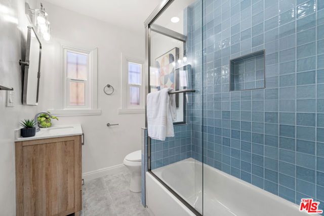 2935 Redondo Boulevard, Los Angeles, CA 90016