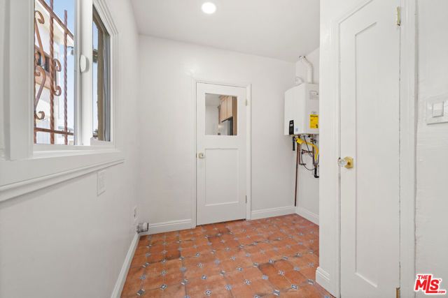 2935 Redondo Boulevard, Los Angeles, CA 90016