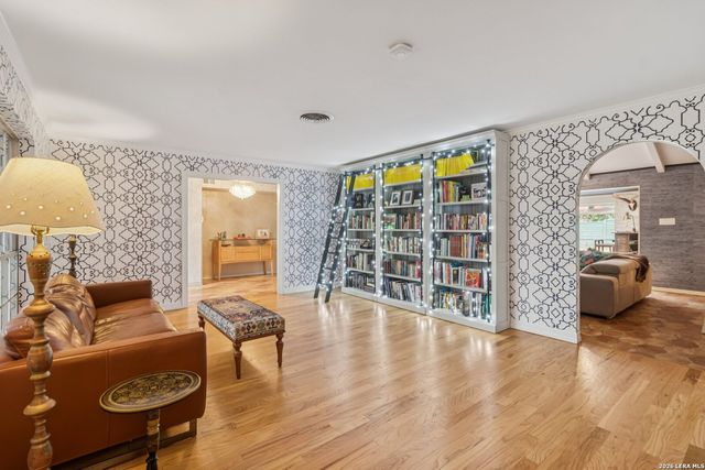 210 Chattington, Castle Hills, TX 78213