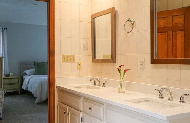 39 Spring Hill Rd, North Andover, MA 01845