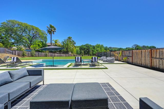 5085 Pryor Dr, Rescue, CA 95672
