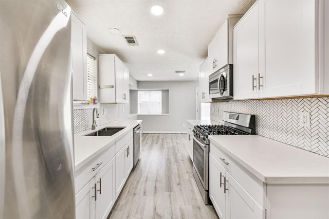 311 Stonehenge Lane, Friendswood, TX 77546