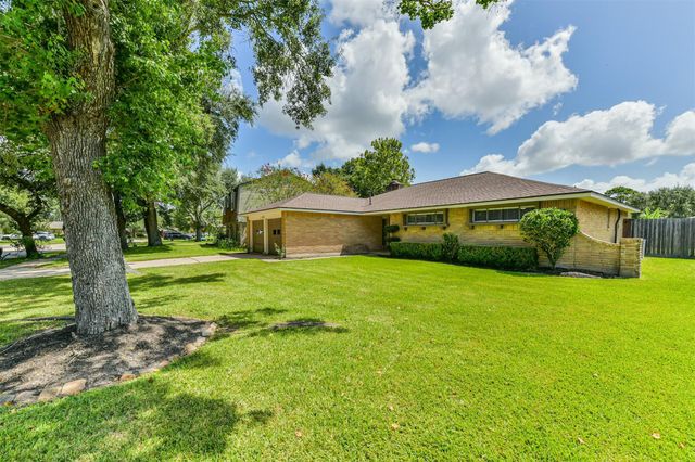 311 Stonehenge Lane, Friendswood, TX 77546