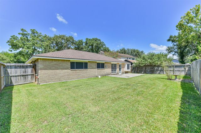 311 Stonehenge Lane, Friendswood, TX 77546