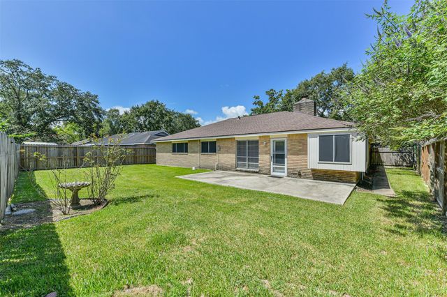 311 Stonehenge Lane, Friendswood, TX 77546