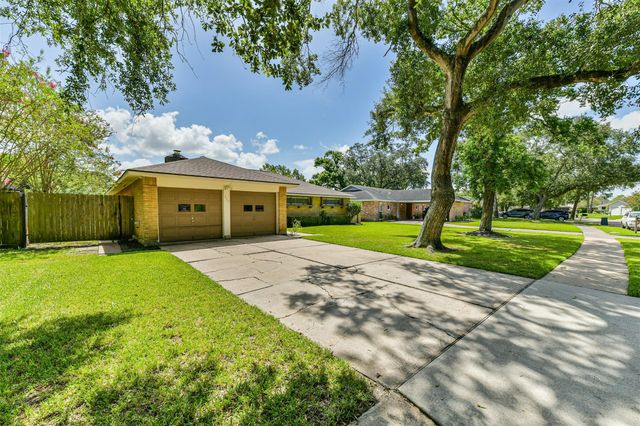 311 Stonehenge Lane, Friendswood, TX 77546