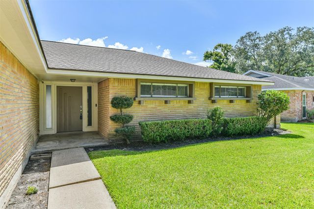 311 Stonehenge Lane, Friendswood, TX 77546