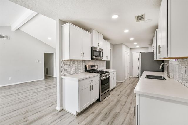 311 Stonehenge Lane, Friendswood, TX 77546