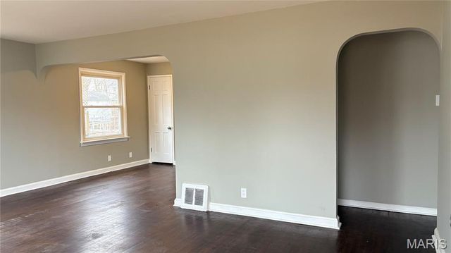 2018 Raven Drive, St Louis, MO 63133