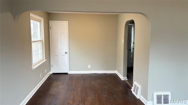 2018 Raven Drive, St Louis, MO 63133