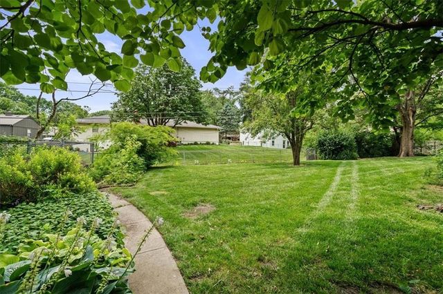 9516 Buena Vista Street, Overland Park, KS 66207