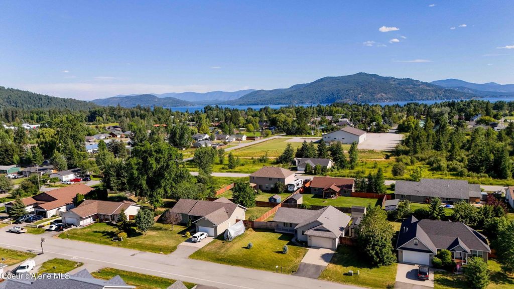 208 Brittany Loop, Sandpoint, ID 83864
