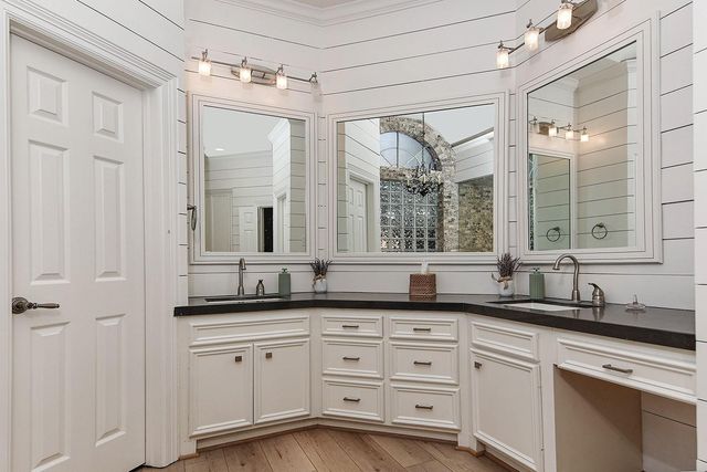 27 Acorn Cluster Court, The Woodlands, TX 77381