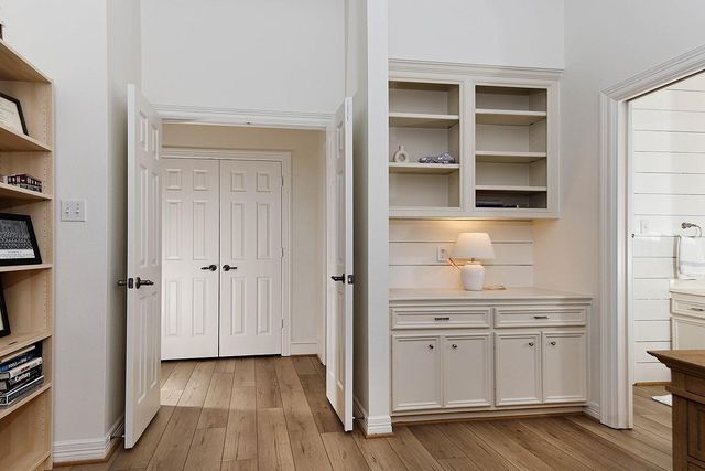 27 Acorn Cluster Court, The Woodlands, TX 77381