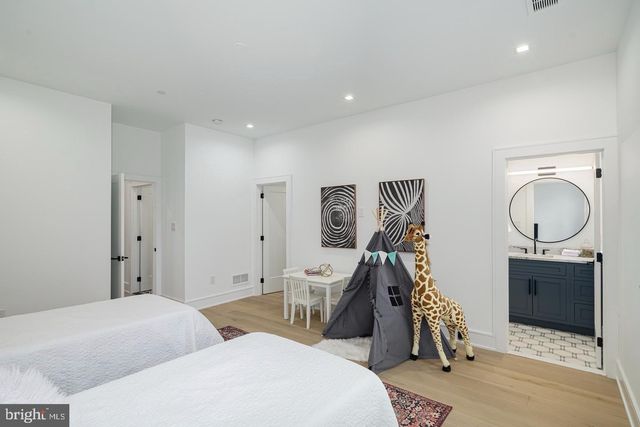 2316 SANSOM ST, Philadelphia, PA 19103