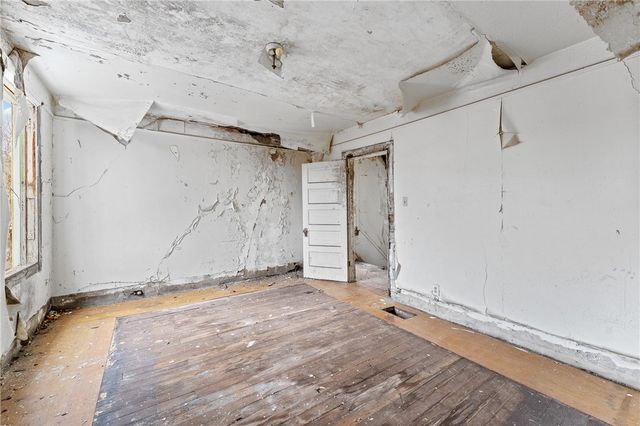 435 E Burgess St, Perry Hilltop, PA 15214