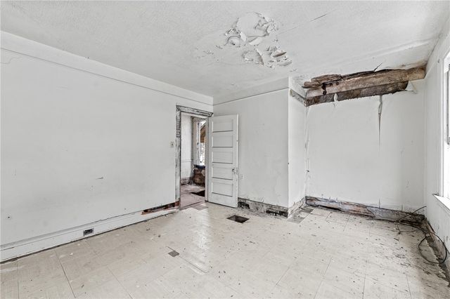 435 E Burgess St, Perry Hilltop, PA 15214